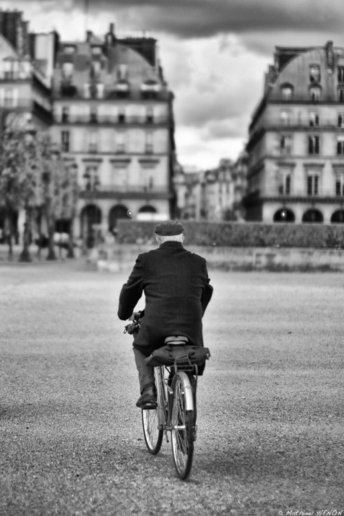 Tous derrière et lui devant.jpg