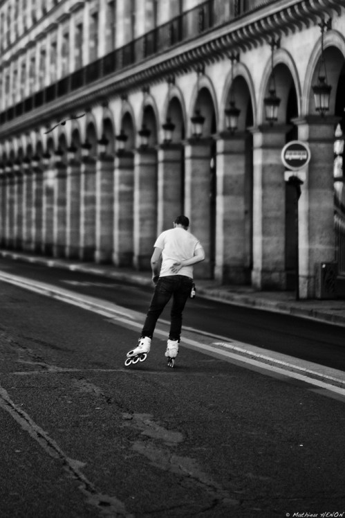 Une main devant, une main derrière